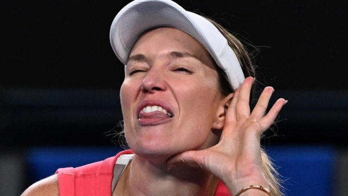 Collins phản ứng với khán giả ở Melbourne sau khi thắng Aiava tại Australia Mở rộng 2025. Ảnh: AP