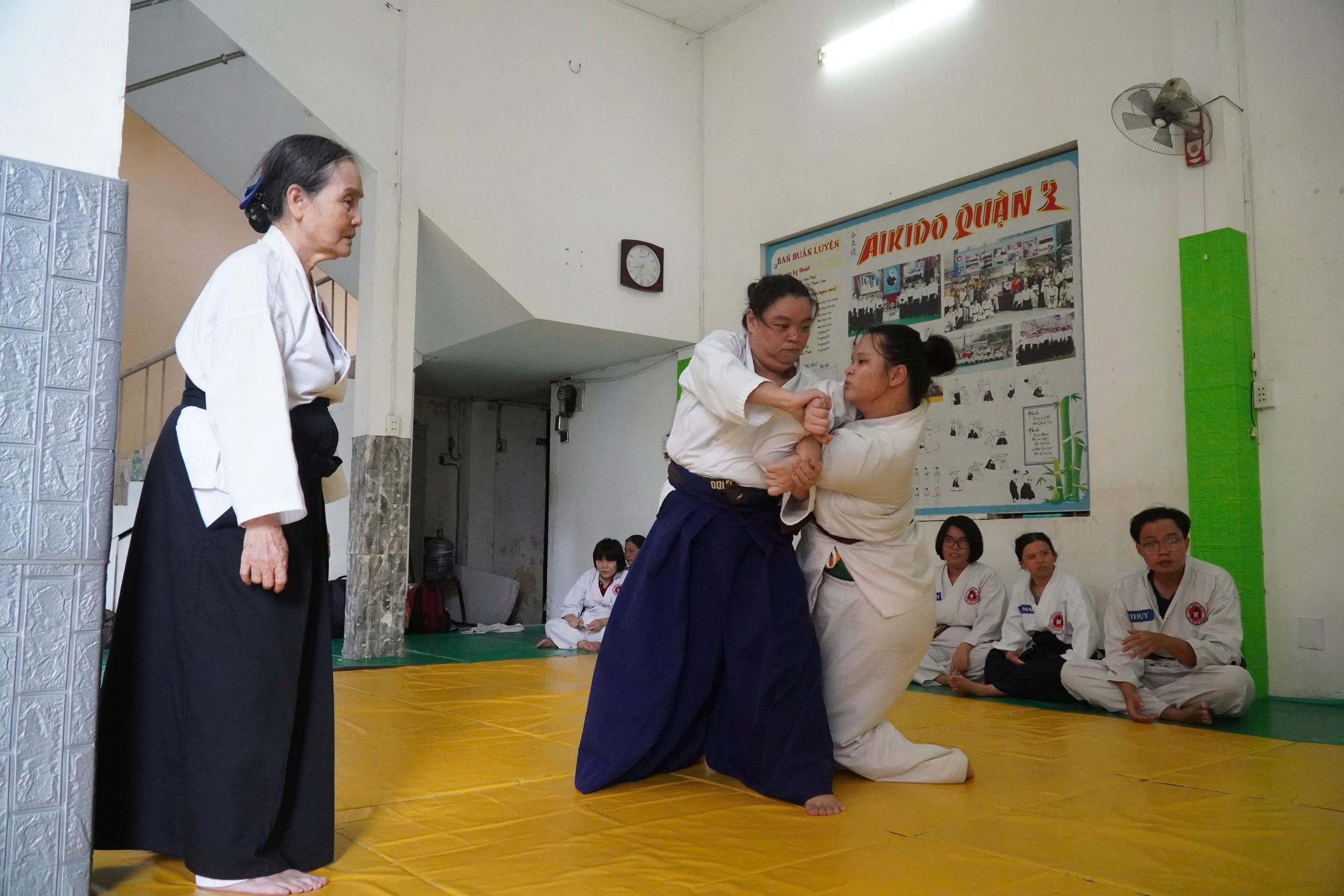 NHỮNG NGƯỜI VẼ LẠI ĐỜI MÌNH: Hành trình rực rỡ của Bình Thuận - Ảnh 2. NHỮNG NGƯỜI VẼ LẠI ĐỜI MÌNH: Hành trình rực rỡ của Bình Thuận - Ảnh 2.