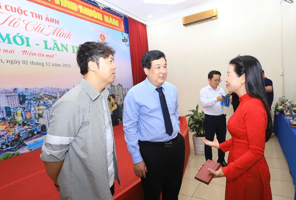 Nhà báo Nguyễn Thái Bình, Phó Tổng Biên tập báo Pháp Luật TP.HCM (đứng giữa) cùng ban tổ chức cuộc thi trao đổi về cuộc thi ảnh "TP.HCM- Sắc màu mới" với thành viên Ban giám khảo là Nhiếp ảnh gia Ngô Trần Hải An. Ảnh: NGUYỆT NHI cuộc thi ảnh (4).jpg