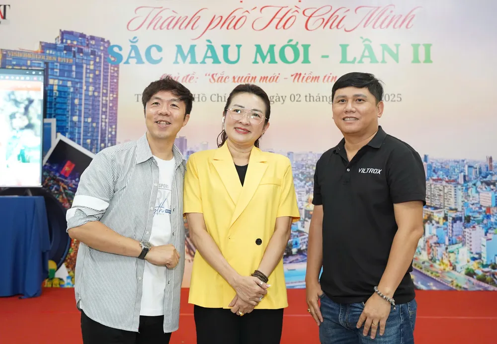 Bà Bùi Thị Ngọc Hiếu, Phó Giám đốc Sở Du lịch TP.HCM cùng Nhiếp ảnh gia Ngô Trần Hải An (bìa trái) và Nhiếp ảnh gia Nguyễn Tấn Tuấn (bìa phải). Ảnh: THUẬN VĂN cuộc thi ảnh (6).jpg