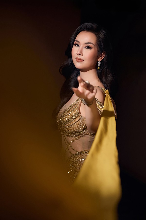 Cụ thể, bữa sáng của cô thường có một ly protein shake kèm theo một quả chuối, một quả ớt chuông đỏ cùng lượng nhỏ các loại hạt. Bữa trưa và bữa tối thường có cơm gạo lứt hoặc bún, phở làm từ gạo lứt hay khoai lang, các loại hạt đậu.