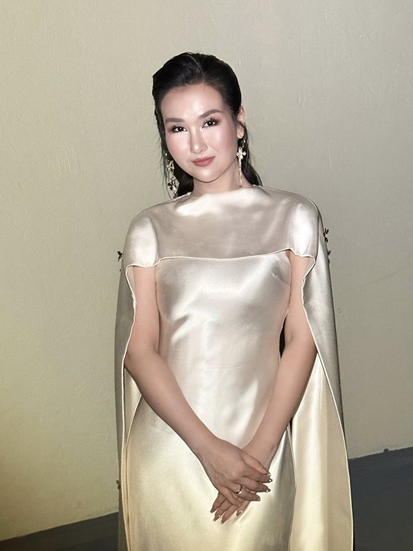 Ngoài ăn uống, Võ Hạ Trâm còn tâm sự bản thân phải chăm thể dục, thể thao. Cô chia sẻ kinh nghiệm: "Hãy giảm cân khoa học, kiểm soát thức ăn bạn ăn mỗi ngày và tập thể dục, đó là chân ái giảm cân lành mạnh, khoa học các bạn nhé".