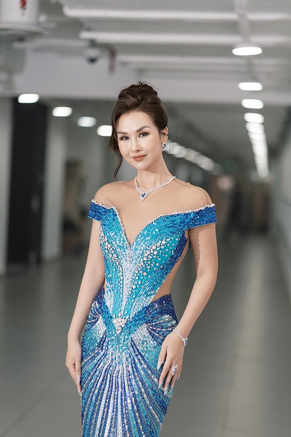 Nữ ca sĩ nói: "Tiêu thụ nhiều dầu mỡ được đun ở nhiệt độ cao lâu ngày sẽ tích tụ thành mỡ nội tạng, không tốt cho sức khỏe nên tôi chủ yếu xào với nước chứ không dùng dầu mỡ hoặc sau khi tắt bếp, tôi sẽ cho thêm chút dầu oliu nhằm bổ sung thêm chất béo tốt cho cơ thể".