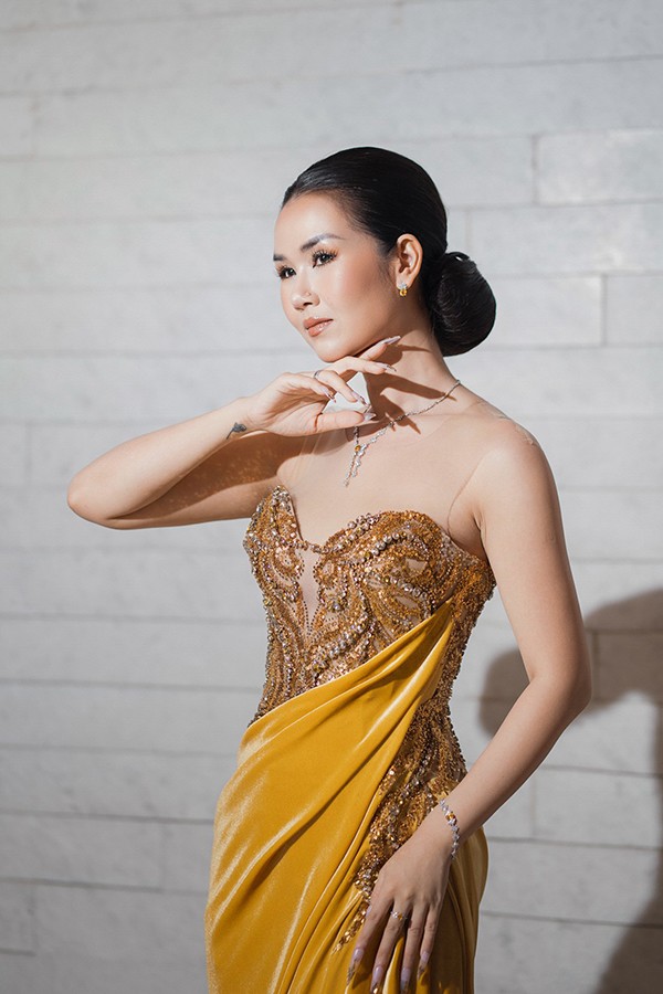 Nữ ca sĩ chọn tập yoga để cơ thể dần thích nghi với việc tập luyện, cải thiện độ dẻo dai, linh hoạt. Dần dần, nữ ca sĩ tăng cường độ tập luyện để đốt mỡ, tăng cơ.