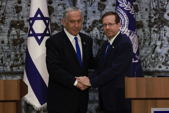 Tổng thống Israel Isaac Herzog (phải) và Thủ tướng Benjamin Netanyahu tại Jerusalem tháng 11/2022. Ảnh: AFP