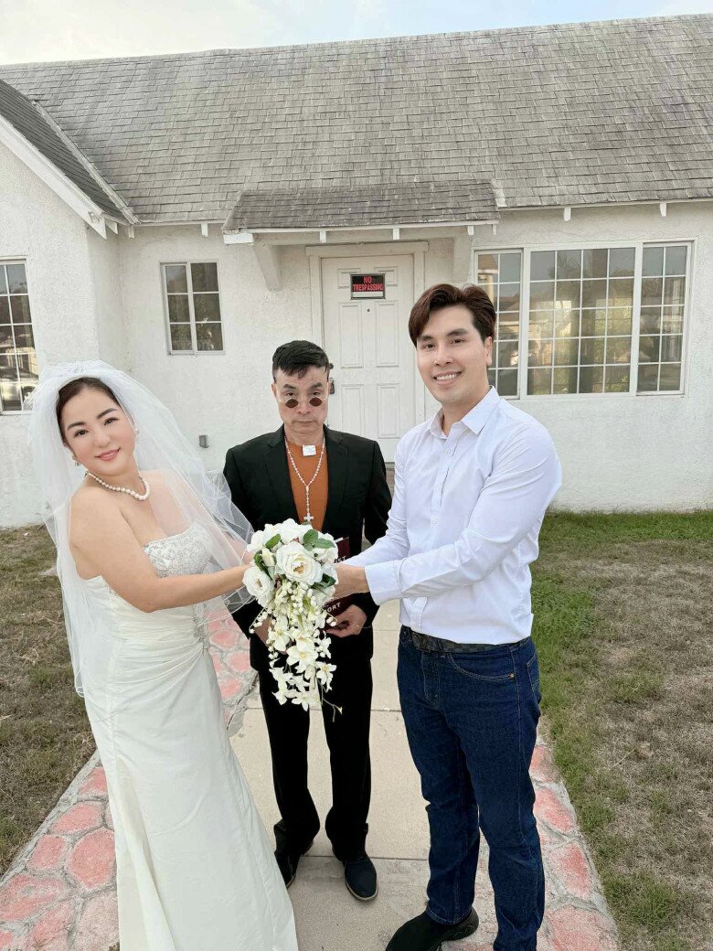 Tuấn Cảnh vui vẻ bên đồng nghiệp, không còn tất bật mưu sinh như trước.