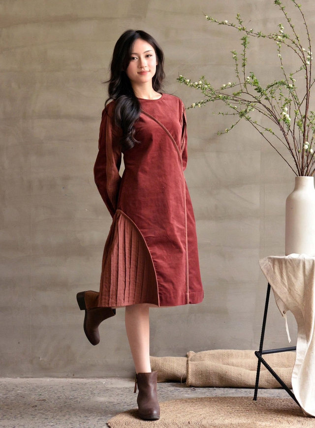 Váy suông họa tiết, đơn sắc từ nhung, voan được lòng quý cô hiện đại 6 Váy suông họa tiết - Ảnh 9.