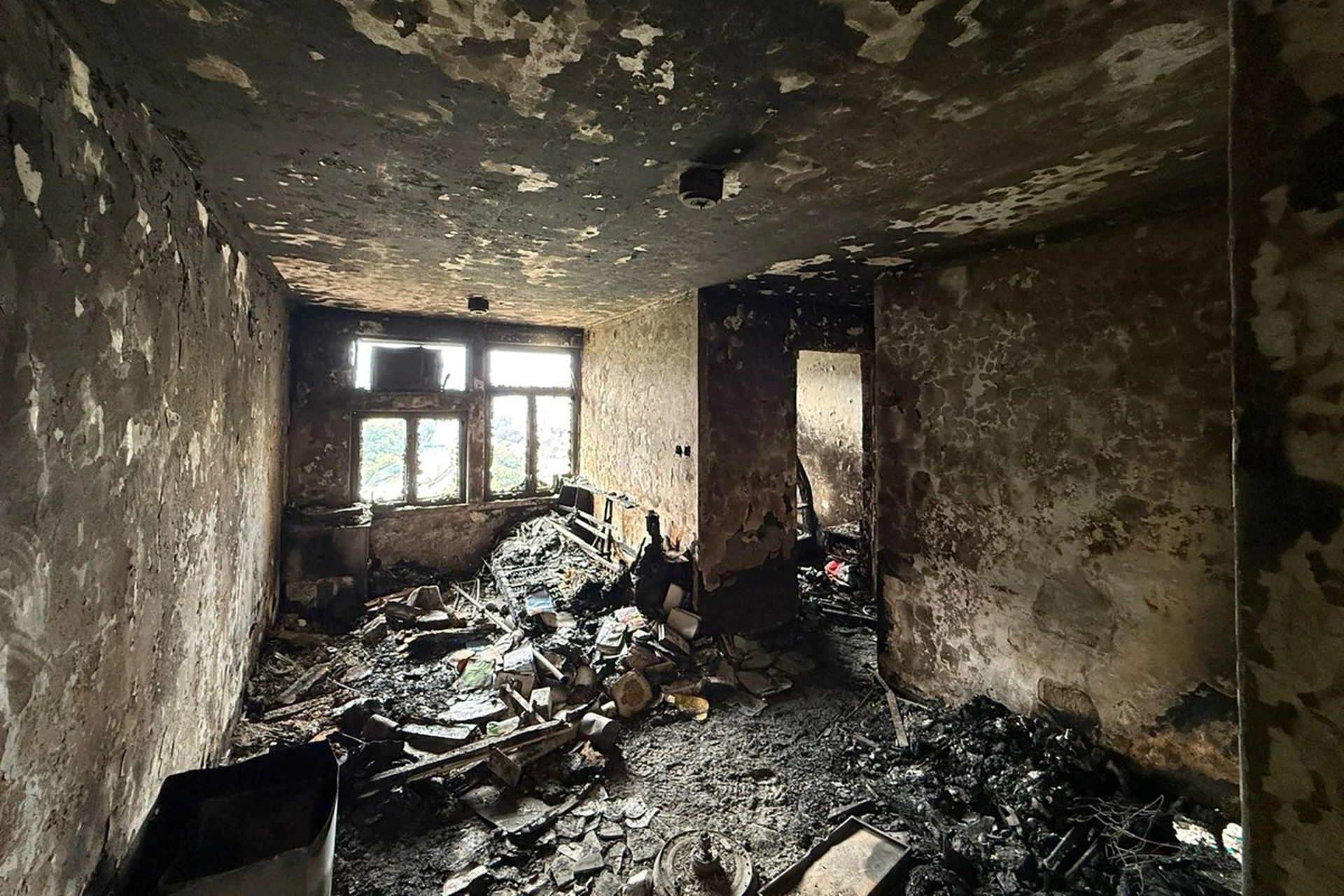 Bên trong những căn hộ bị thiêu rụi trong thảm kịch cháy chung cư Hong Kong - 2