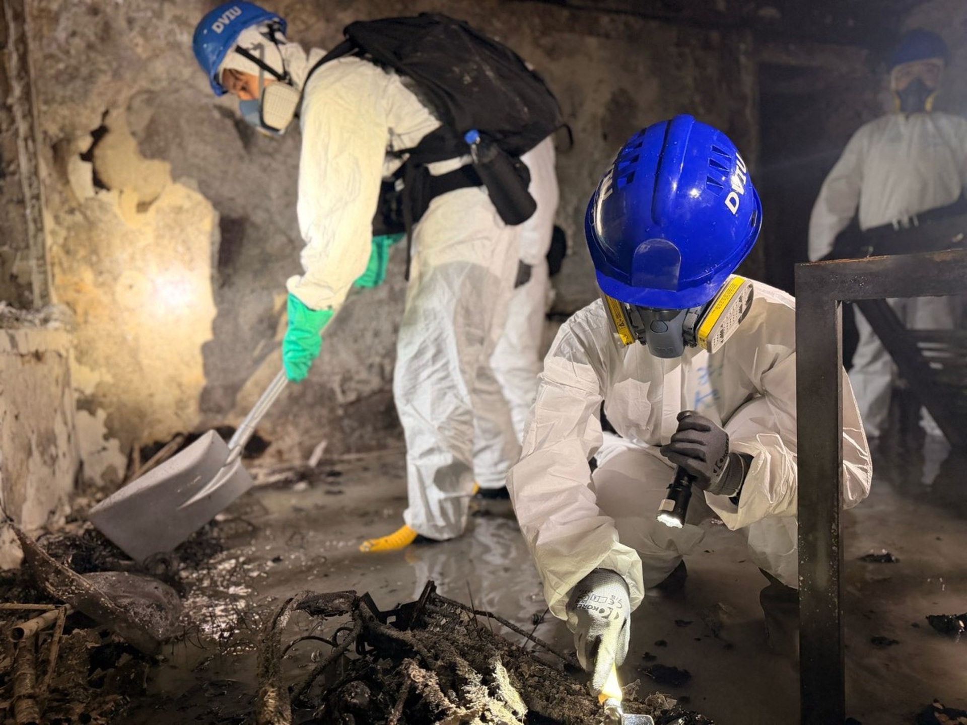 Bên trong những căn hộ bị thiêu rụi trong thảm kịch cháy chung cư Hong Kong - 4