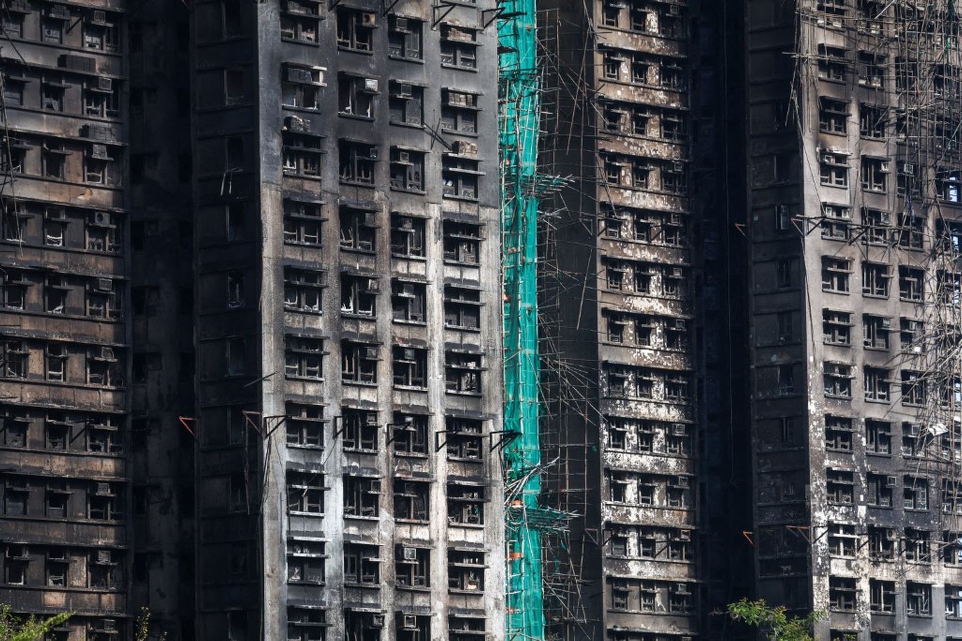 Bên trong những căn hộ bị thiêu rụi trong thảm kịch cháy chung cư Hong Kong - 6