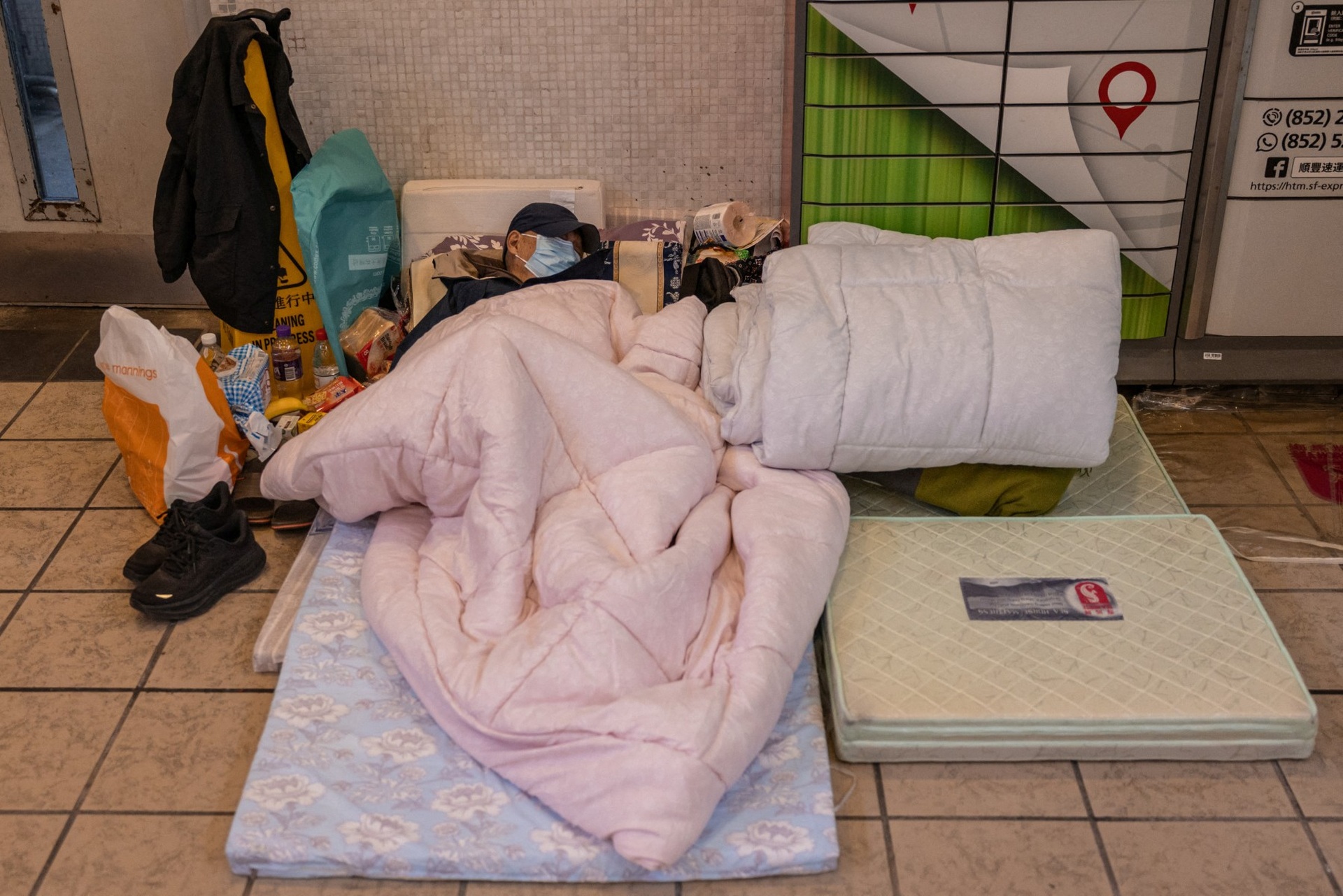 Bên trong những căn hộ bị thiêu rụi trong thảm kịch cháy chung cư Hong Kong - 7