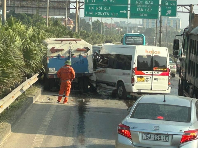 Ảnh: Hiện trường vụ tai nạn khiến các phương tiện ùn tắc. Ảnh:Zuzi Zeng