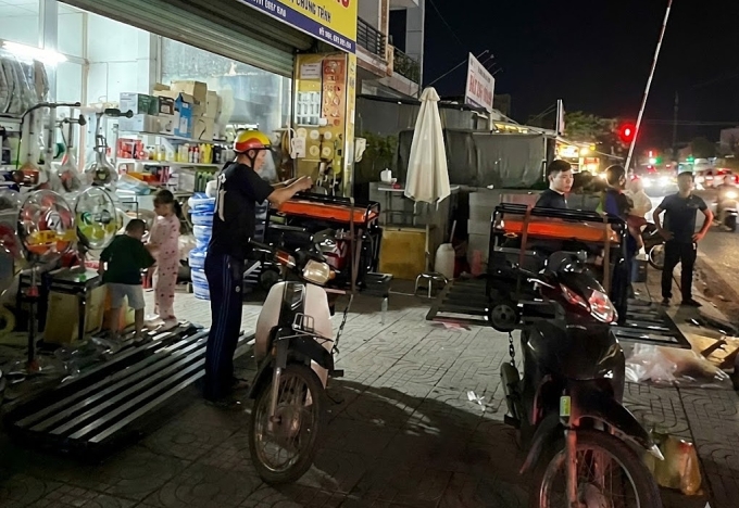 Người dân Phú Quốc mua máy phát điện xoay sở trong thời gian mất điện luân phiên. Ảnh: Dương Đông