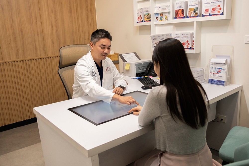 Tiến sĩ Richard Kaszynski - Cố vấn cao cấp Trường Đại học Y Stanford cho biết: “Thông điệp cần chuyển tải ở đây không phải là “đừng dùng CT”, vì CT đặc hiệu để cứu sống nhiều mạng người, điều quan trọng là tối ưu hóa liều tia X và chẩn đoán đúng”.