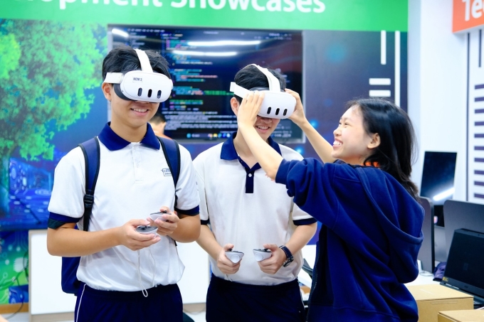 Học sinh khám phá công nghệ tại FPTU Open Day. Ảnh: FPTU