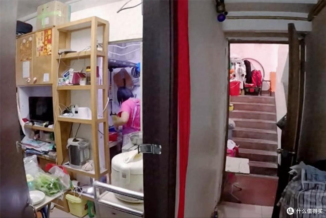 Hồng Kông đau lòng quá: Nhà 4 người chen chúc trong căn hộ 6m² không cửa sổ, nấu ăn trong toilet, ai nhìn cũng quặn tim- Ảnh 2.