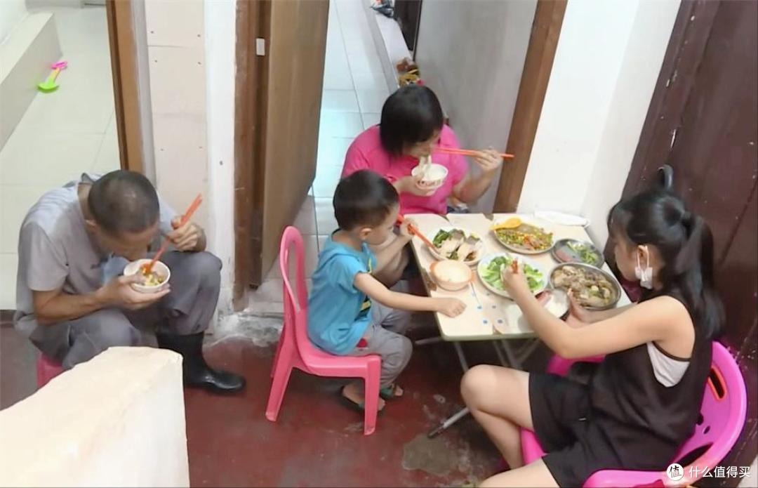 Hồng Kông đau lòng quá: Nhà 4 người chen chúc trong căn hộ 6m² không cửa sổ, nấu ăn trong toilet, ai nhìn cũng quặn tim- Ảnh 8.