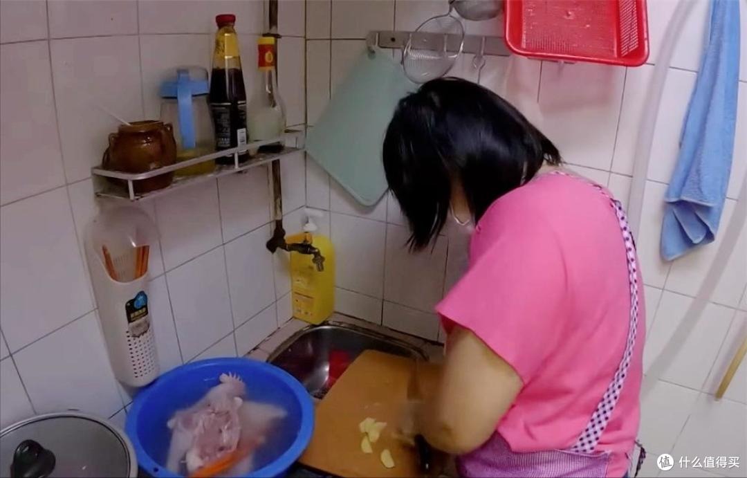 Hồng Kông đau lòng quá: Nhà 4 người chen chúc trong căn hộ 6m² không cửa sổ, nấu ăn trong toilet, ai nhìn cũng quặn tim- Ảnh 10.