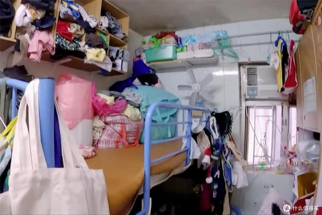 Hồng Kông đau lòng quá: Nhà 4 người chen chúc trong căn hộ 6m² không cửa sổ, nấu ăn trong toilet, ai nhìn cũng quặn tim- Ảnh 12.