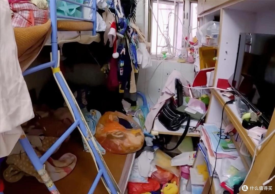 Hồng Kông đau lòng quá: Nhà 4 người chen chúc trong căn hộ 6m² không cửa sổ, nấu ăn trong toilet, ai nhìn cũng quặn tim- Ảnh 13.