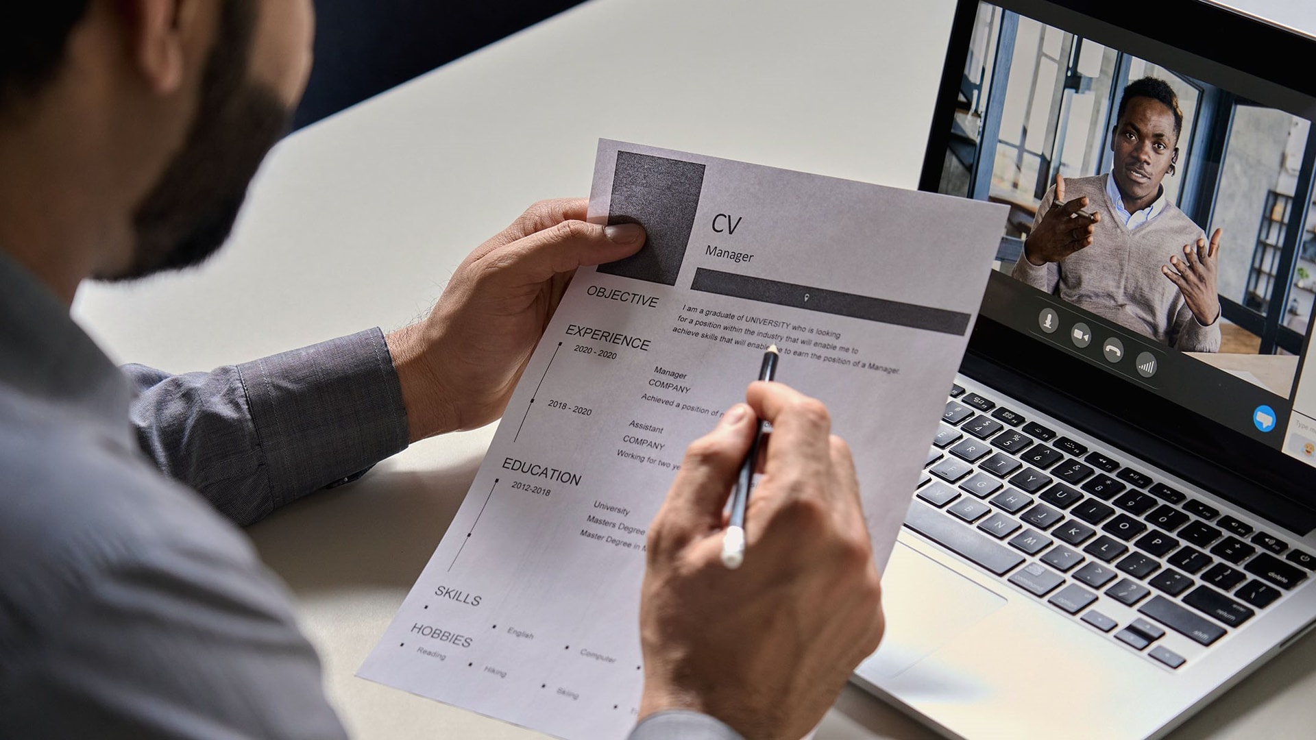 1764649244 567 Ap luc nhan sac trong gioi cong so Chay dua