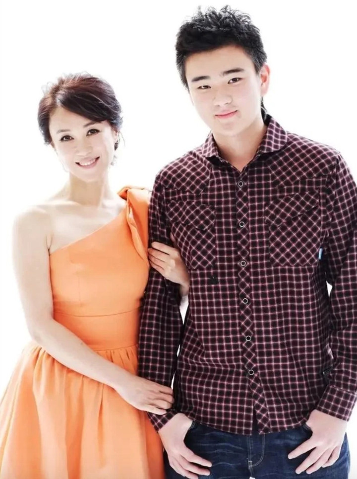 1764654405 352 Dat Ky goi cam nhat man anh Pho Nghe Vy