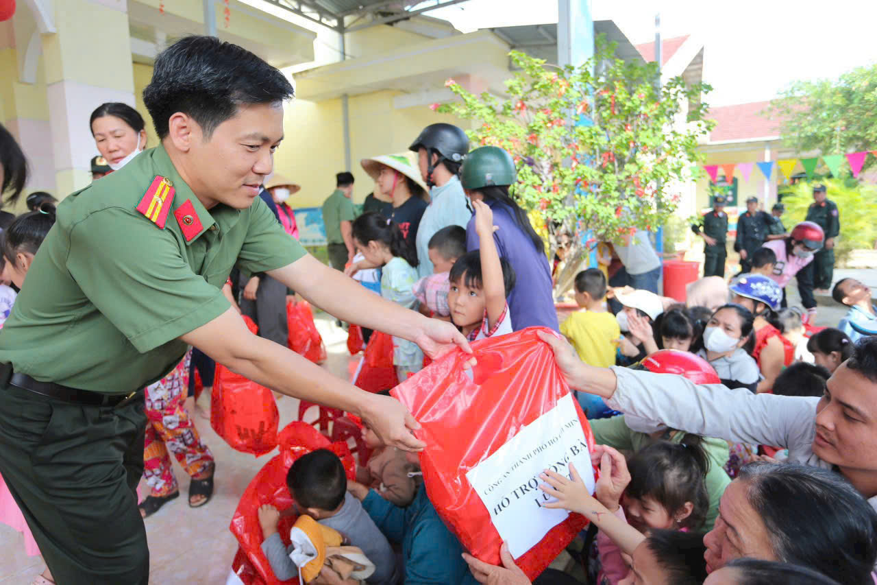 Công an TP.HCM mang nghĩa tình đến bà con vùng lũ - Ảnh 3.