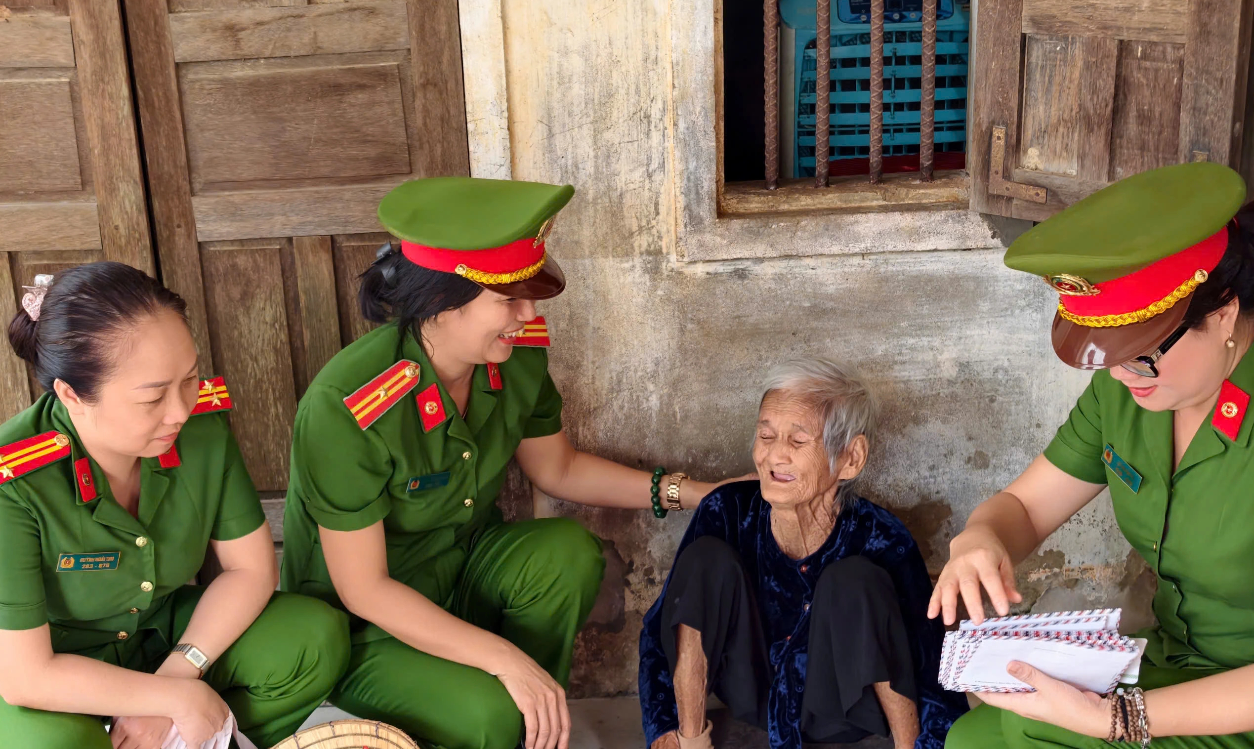 Công an TP.HCM mang nghĩa tình đến bà con vùng lũ - Ảnh 5.