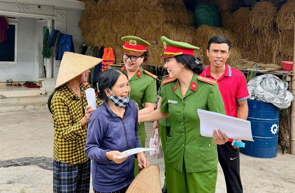 Công an TP.HCM mang nghĩa tình đến bà con vùng lũ - Ảnh 6.