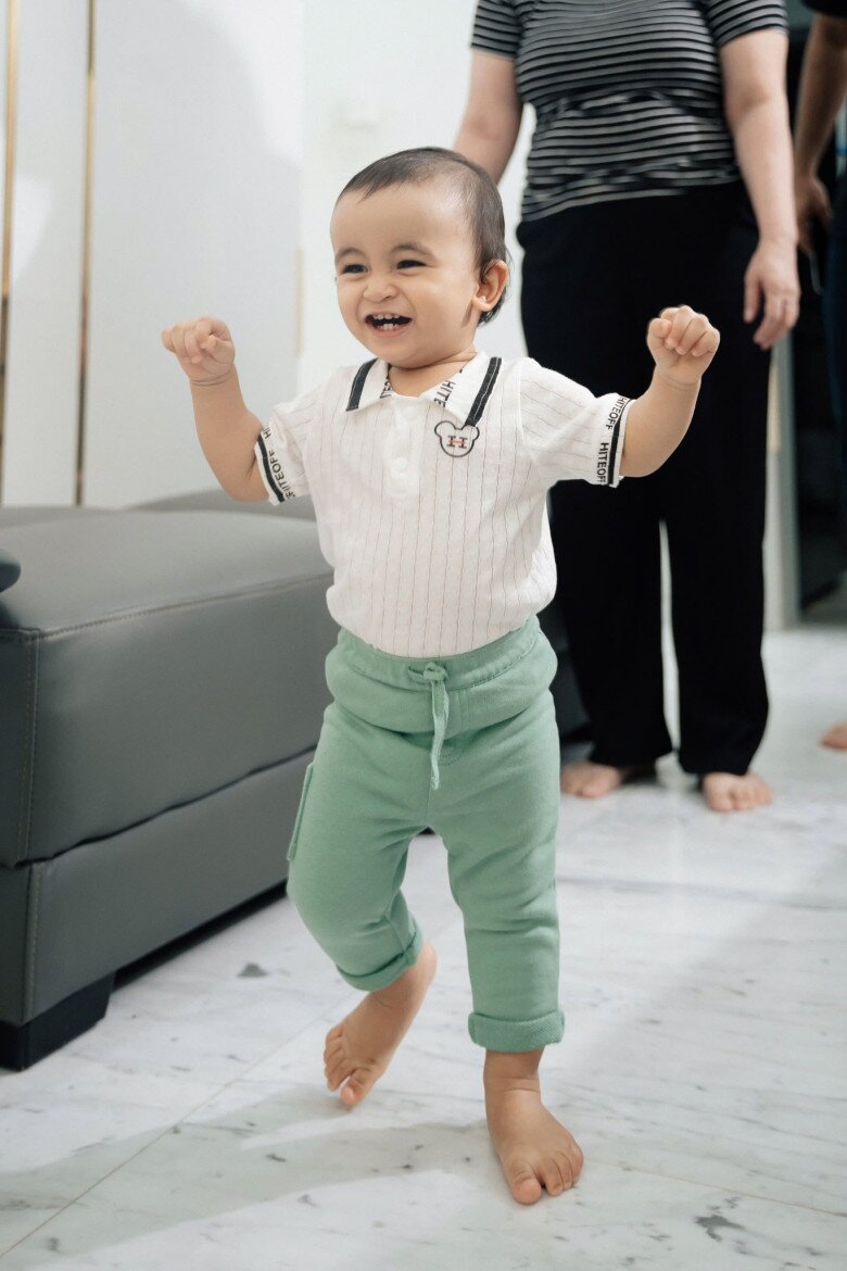 Con gái Võ Hạ Trâm 3 tuổi đã hát hay hơn mẹ, giọng cao "chót vót" khiến nữ ca sĩ cũng chịu thua 6 Quý tử của cặp đôi đầy kháu khỉnh, đã được 1 tuổi.