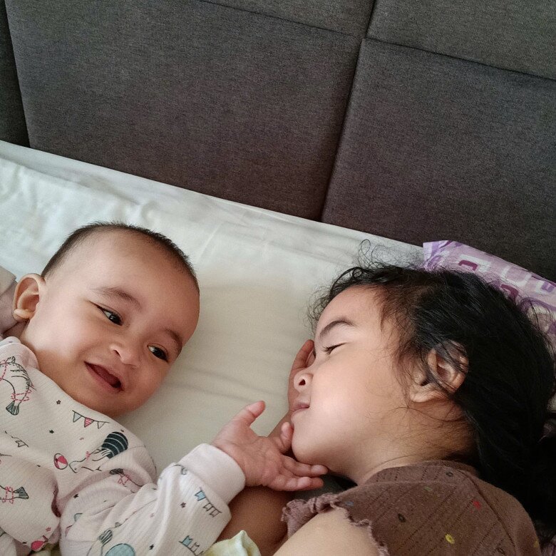 Con gái Võ Hạ Trâm 3 tuổi đã hát hay hơn mẹ, giọng cao "chót vót" khiến nữ ca sĩ cũng chịu thua 7 Bé Moon rất ra dáng chị cả, yêu thương và chăm sóc em trai Milo khiến Võ Hạ Trâm tự hào.