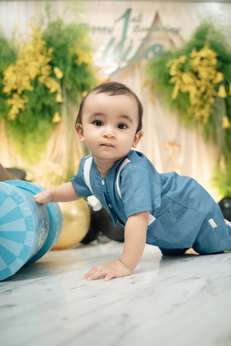 Con gái Võ Hạ Trâm 3 tuổi đã hát hay hơn mẹ, giọng cao "chót vót" khiến nữ ca sĩ cũng chịu thua 8 Vợ chồng Võ Hạ Trâm tổ chức thôi nôi cho bé Milo vào hồi tháng 10 vừa qua.