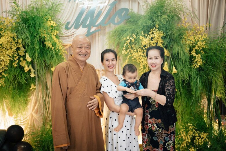 Con gái Võ Hạ Trâm 3 tuổi đã hát hay hơn mẹ, giọng cao "chót vót" khiến nữ ca sĩ cũng chịu thua 11 Võ Hạ Trâm muốn các con đi học sớm nhưng bị mẹ ruột phản đối vì xót cho các cháu.