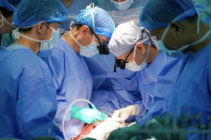 Các bác sĩ thực hiện ghép tim cho bệnh nhi. Ảnh: Bệnh viện cung cấp