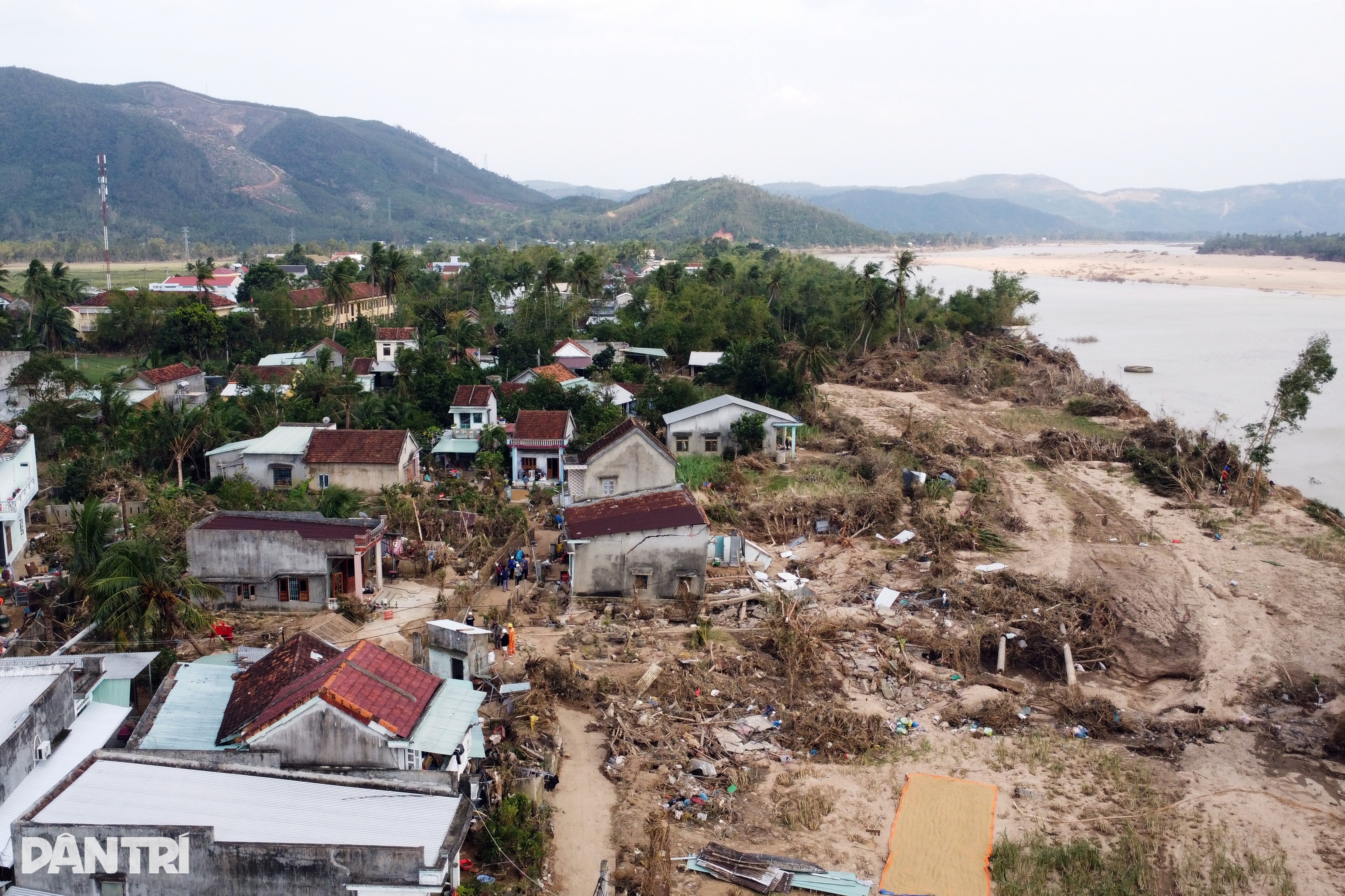 Người dân ước ao không còn cảnh phải phá mái nhà giữ mạng sống cả gia đình - 4