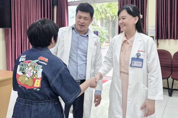 Bé Lâm trò chuyện cùng bác sĩ Đặng Khải Minh và Phan Huỳnh Bảo Nghi, ngày 2/12. Ảnh: Lê Phương
