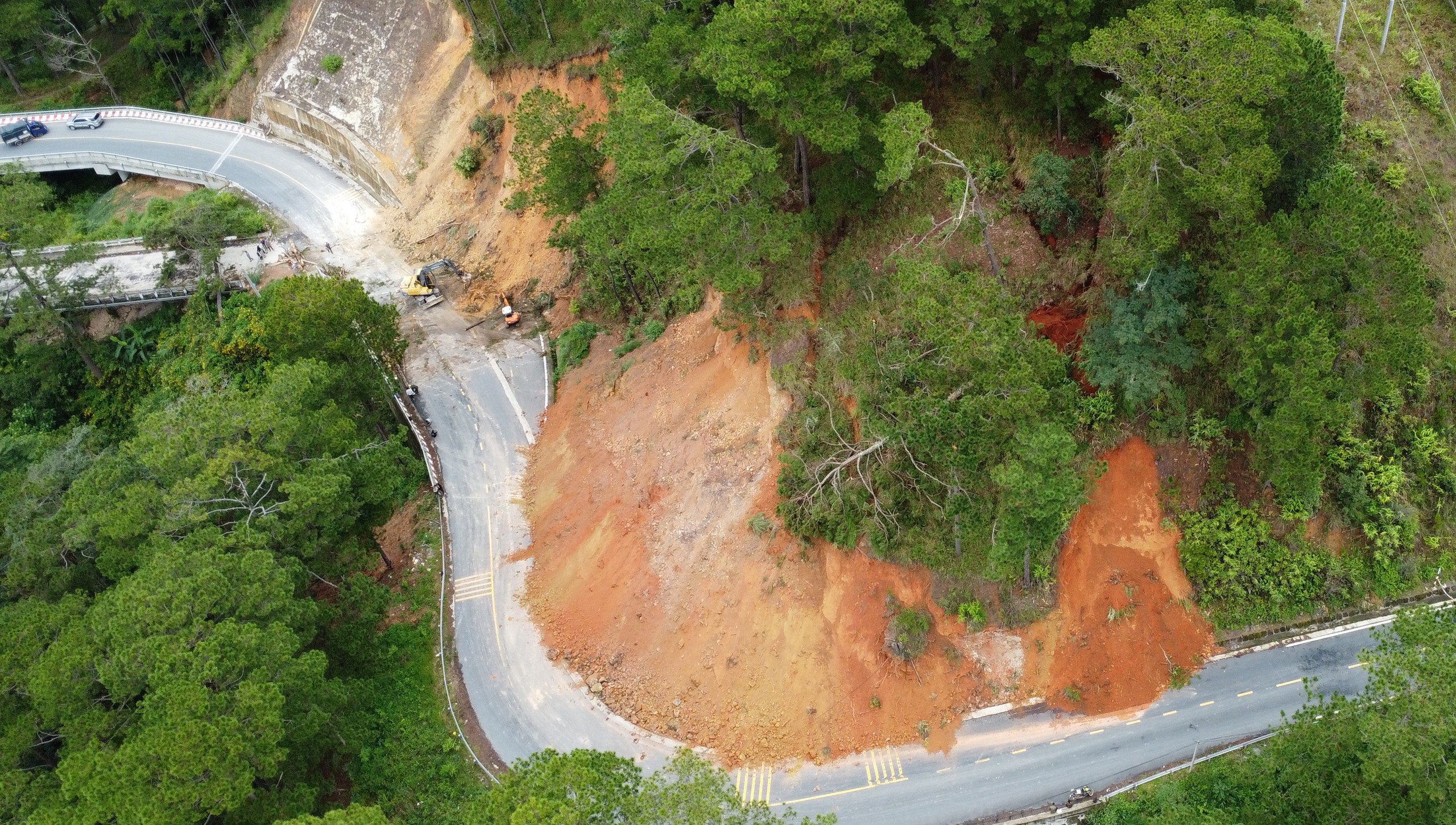 Chưa thể thông đèo D'Ran trong ngày hôm nay 2.12 - Ảnh 4. Chưa thể thông đèo D'Ran trong ngày hôm nay 2.12 - Ảnh 4.