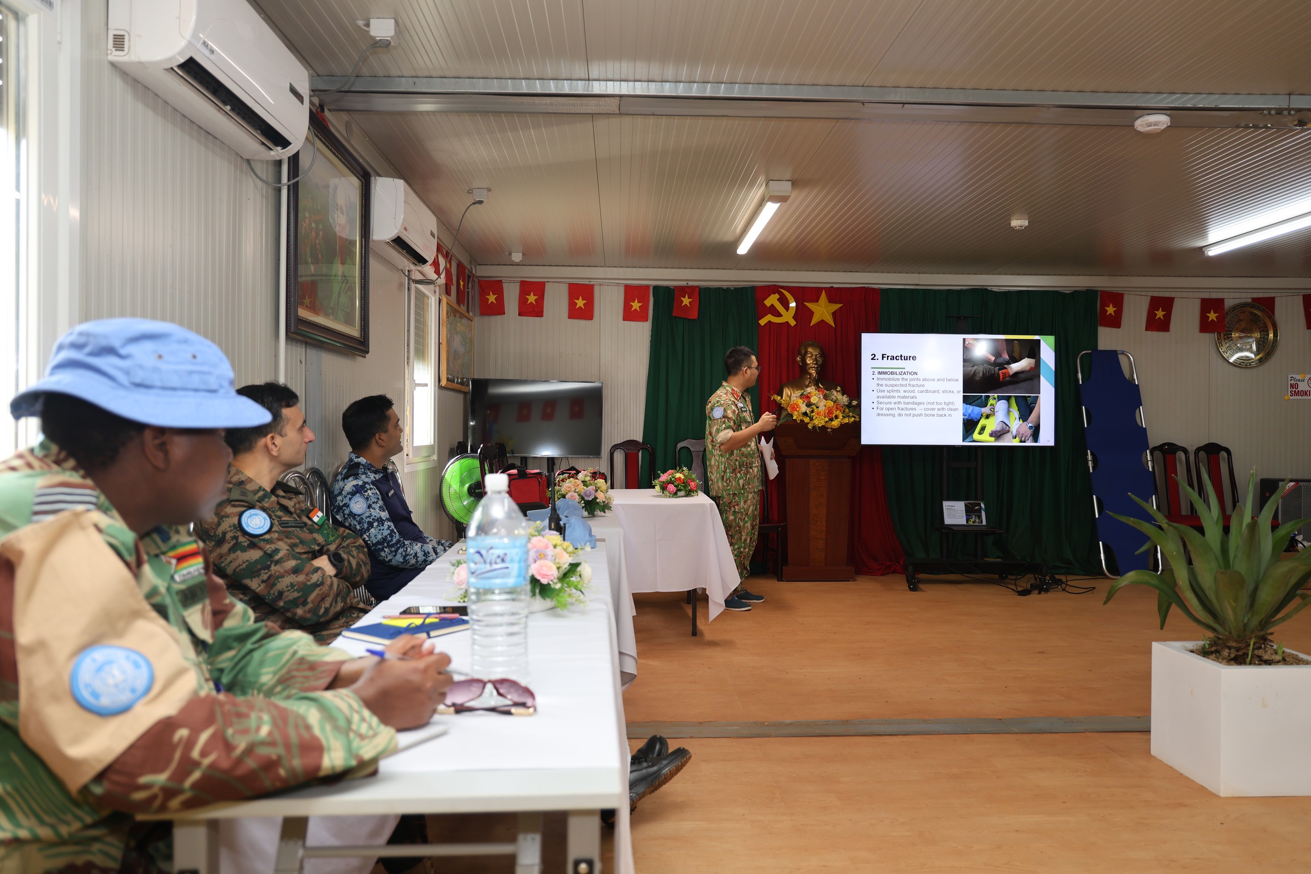 bệnh viện dã chiến - Ảnh 2.