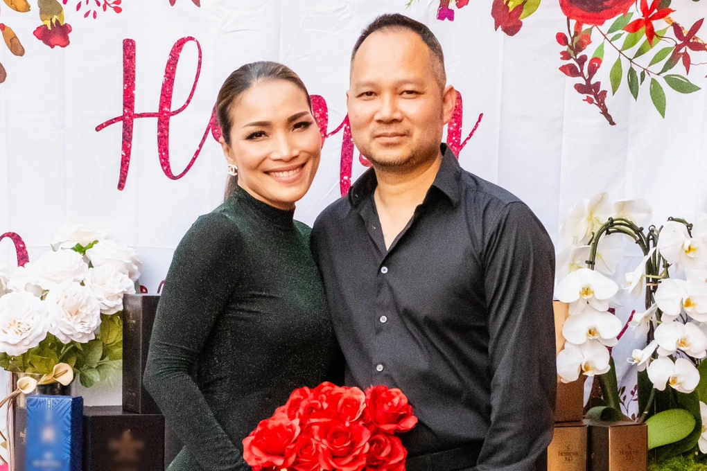 Nữ ca sĩ chia sẻ ảnh nhân dịp 19 năm gắn bó bên ông xã.