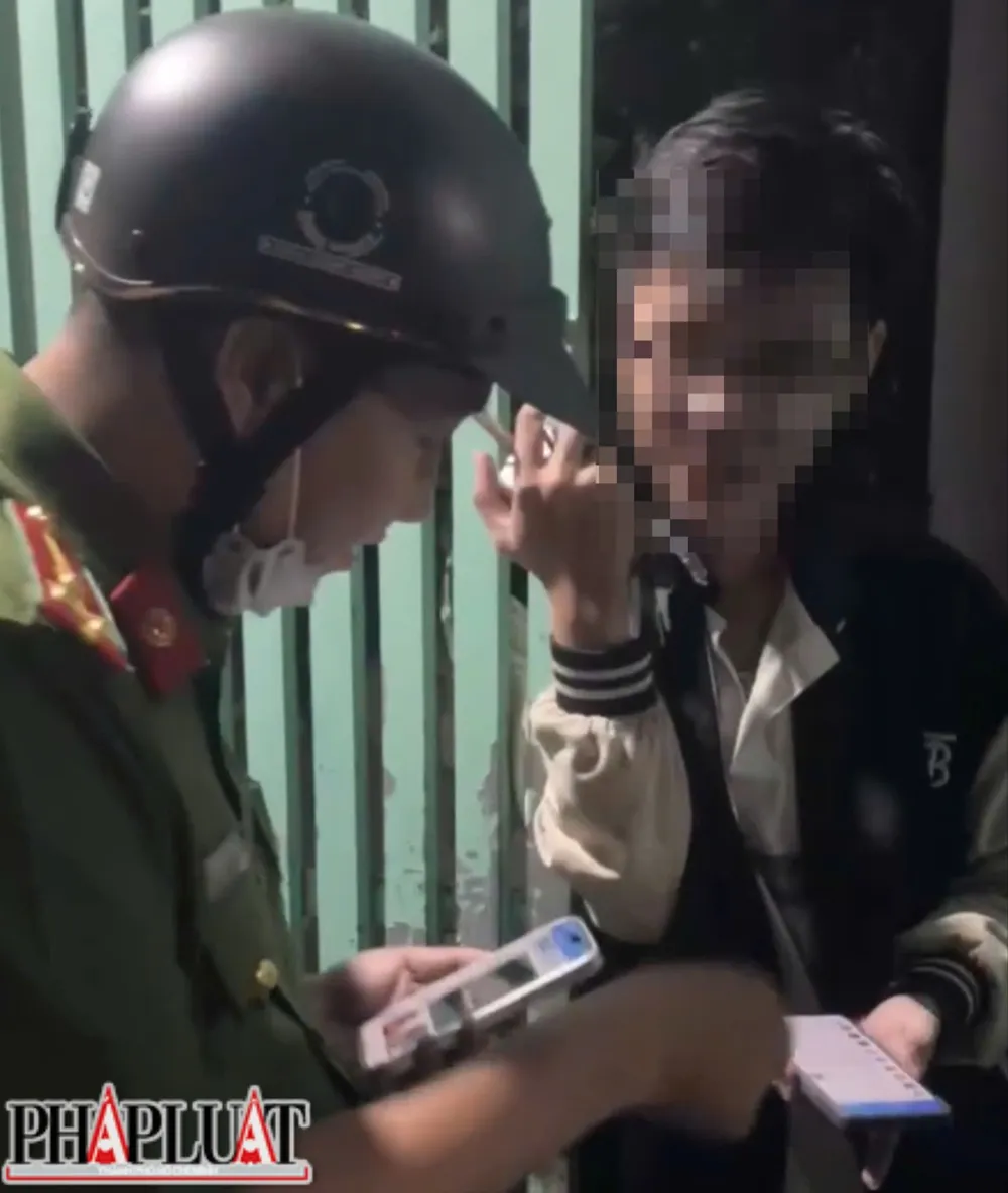 Cán bộ công an phường Thạnh Mỹ Tây, TP.HCM tới tận phòng trọ của em T để thăm hỏi, động viên, hướng dẫn thêm sau khi vừa giải cứu em T trở về nhà an toàn. Ảnh: PHẠM HẢI z7284813979975_ffe476cc15ccfe641ddcdf16f9c9e6cd.jpg