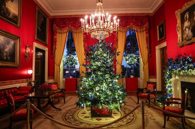 Vì sao trang trí Giáng sinh của Melania Trump năm nay được gọi là “thật sự đặc biệt”?- Ảnh 2. Vì sao trang trí Giáng sinh của Melania Trump năm nay được gọi là “thật sự đặc biệt”?- Ảnh 2.