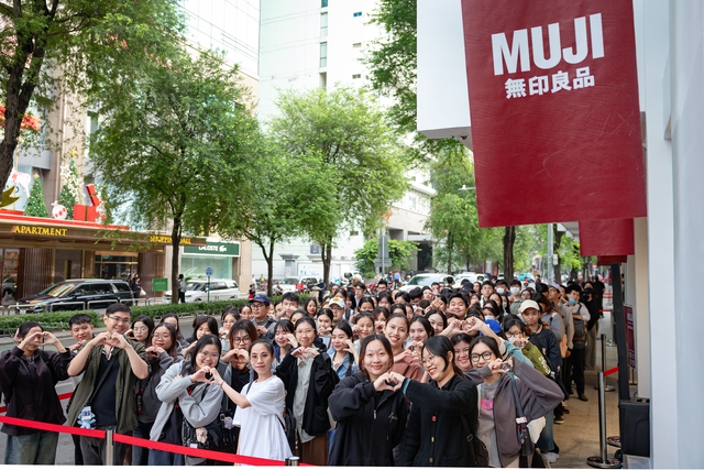 Khách hàng tấp nập đến MUJI Lê Thánh Tôn trong 3 ngày đầu tái khai trương- Ảnh 2.