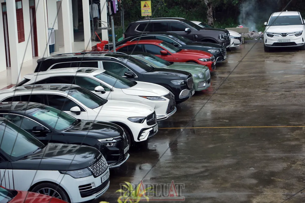 Loạt ô tô hạng sang của các đối tượng lừa đảo qua mạng vừa bị công an thu giữ vừa qua. Ảnh: ĐẶNG TRUNG Cận cảnh ô tô hạng sang Bentley, Lexus, BMW… trong vụ lừa đảo chứng khoán, rửa tiền -6.JPG