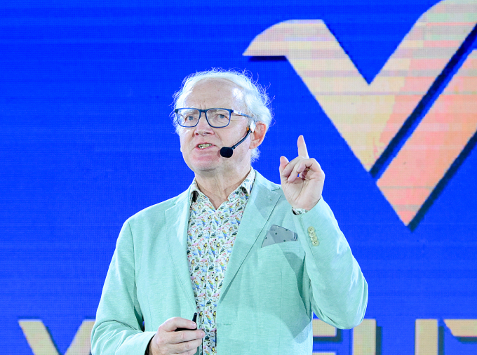 GS Toby Walsh nói về AI có trách nhiệm. Ảnh: Như Thanh