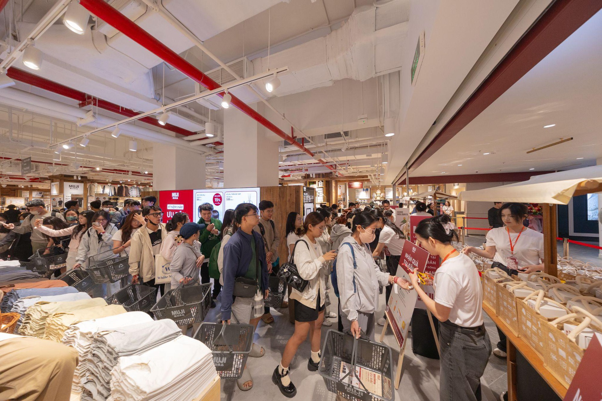 MUJI Lê Thánh Tôn thu hút hàng ngàn khách xếp hàng check-in ngày đầu mở cửa- Ảnh 7.