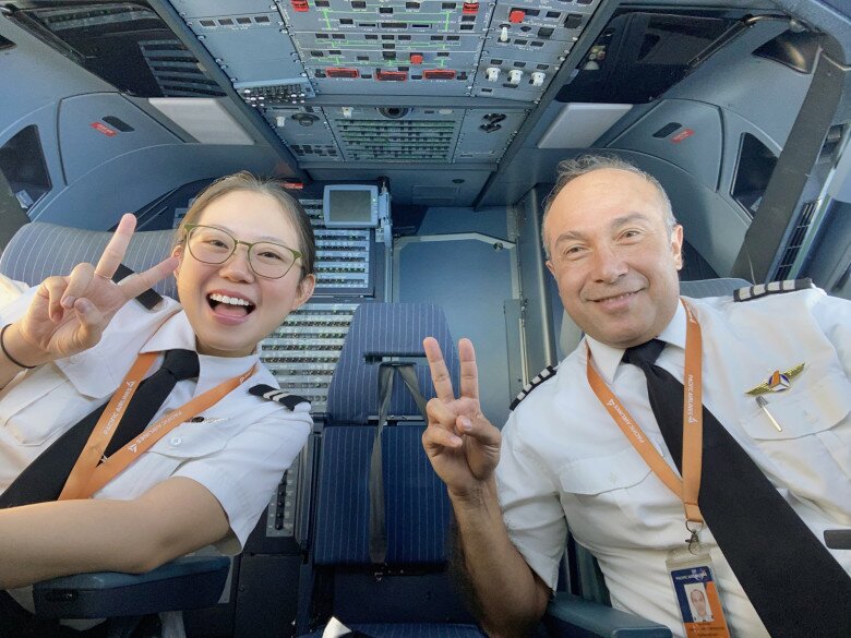 Nữ cơ phó U30 đốn tim với gương mặt "búng ra sữa", ăn mặc dễ thương như nữ sinh khác hẳn khi mặc đồng phục bay 2 Từ nhỏ, Mạch Khanh đã nuôi dưỡng niềm đam mê bầu trời nhờ có mẹ công tác trong ngành hàng không. Niềm say mê ấy lớn dần theo năm tháng, trở thành động lực để cô theo đuổi con đường phi công sau này.