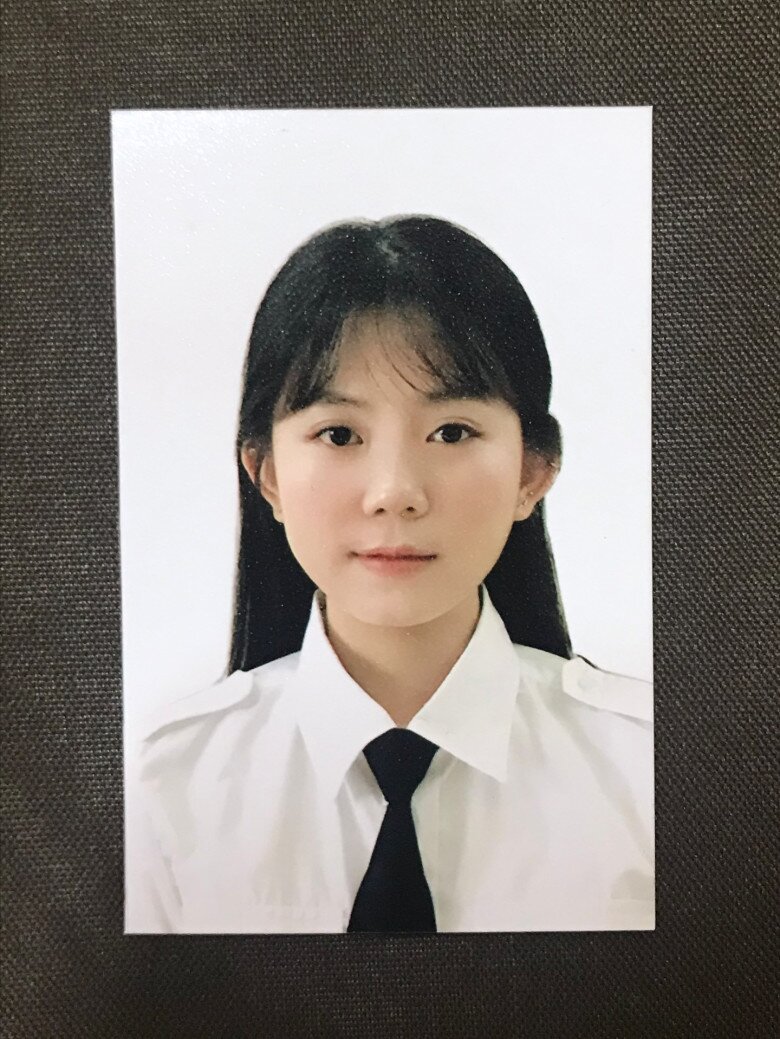 Nữ cơ phó U30 đốn tim với gương mặt "búng ra sữa", ăn mặc dễ thương như nữ sinh khác hẳn khi mặc đồng phục bay 4 Nhìn ảnh thẻ của cô bạn khi làm cơ phó trông không khác gì nữ sinh cấp 2, cấp 3.