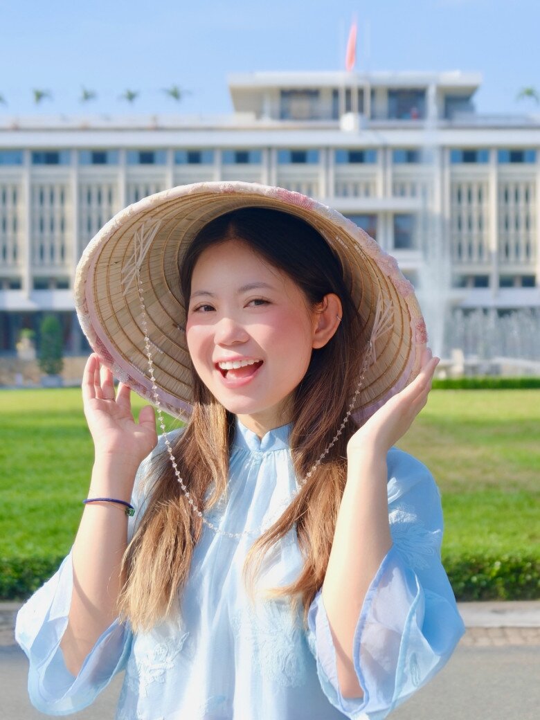 Nữ cơ phó U30 đốn tim với gương mặt "búng ra sữa", ăn mặc dễ thương như nữ sinh khác hẳn khi mặc đồng phục bay 5 Bộ ảnh chụp áo dài của Mạch Khanh mới đây làm đốn tim cư dân mạng bởi nhan sắc quá đỗi ngọt ngào.