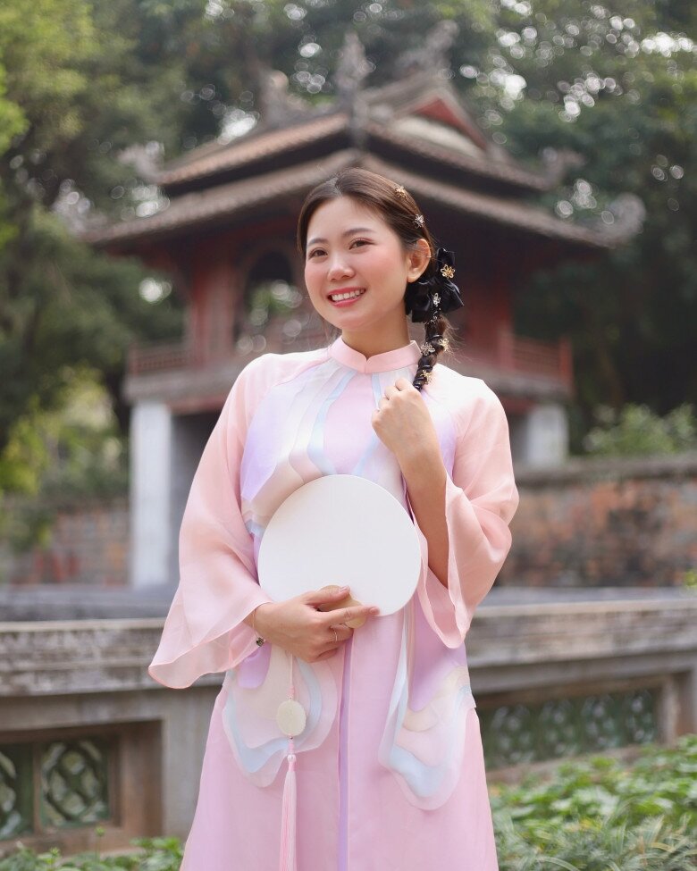 Nữ cơ phó U30 đốn tim với gương mặt "búng ra sữa", ăn mặc dễ thương như nữ sinh khác hẳn khi mặc đồng phục bay 12 Áo dài cũng là trang phục yêu thích của Mạch Khanh.