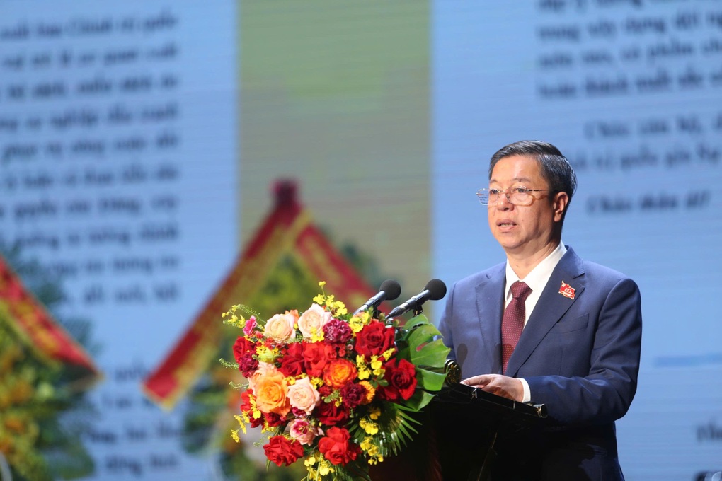 Mỗi trang sách phải là một hàng rào tư tưởng” - 2